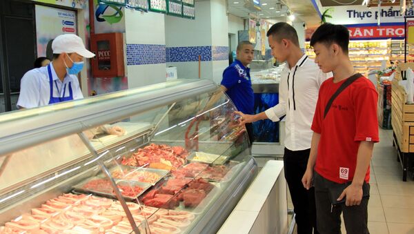 Khách hàng chọn mua thịt lợn tại siêu thị Co.opmart Hà Đông (Hà Nội).  - Sputnik Việt Nam