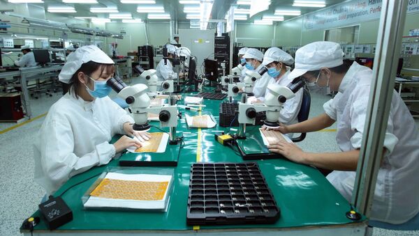 Sản xuất linh kiện điện tử tại Công ty TNHH 4P tại xã Vĩnh Khúc, huyện Văn Giang.  - Sputnik Việt Nam