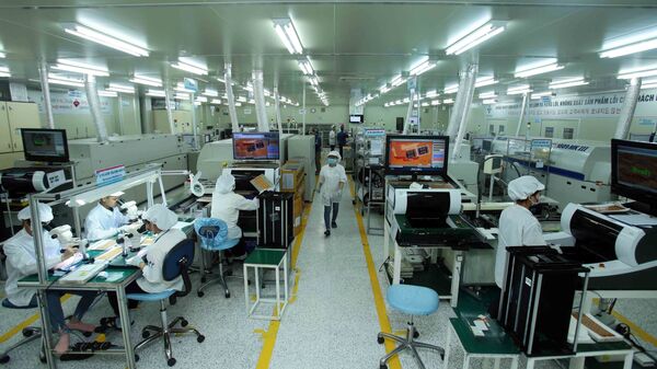 Sản xuất linh kiện điện tử tại Công ty TNHH 4P tại xã Vĩnh Khúc, huyện Văn Giang. - Sputnik Việt Nam