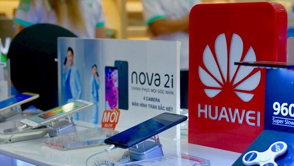 Smartphone Huawei được trưng bày trên quầy tại một siêu thị di động - Sputnik Việt Nam