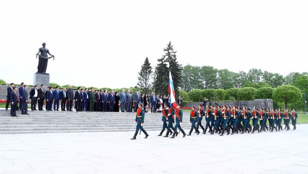 Thủ tướng Nguyễn Xuân Phúc đến đặt vòng hoa tại Khu tưởng niệm – Nghĩa trang Piskaryoskoe. - Sputnik Việt Nam