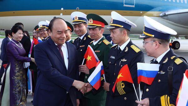 Lễ đón Thủ tướng Nguyễn Xuân Phúc và Phu nhân tại sân bay Pulkovo 1.  - Sputnik Việt Nam