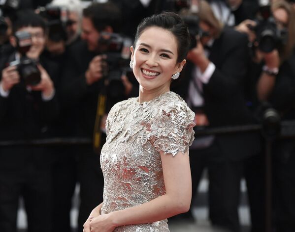 Nữ diễn viên Chương Tử Di trên thảm đỏ buổi ra mắt bộ phim Pháp “La Belle Epoque” tại Liên hoan phim quốc tế Cannes lần thứ 72 - Sputnik Việt Nam