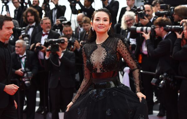 Nữ diễn viên và nhà sản xuất Trung Quốc Chương Tử Di trên thảm đỏ bộ phim Ngày xửa ngày xưa ở Hollywood (Once Upon a Time in Hollywood) tại Liên hoan phim quốc tế Cannes lần thứ 72 - Sputnik Việt Nam