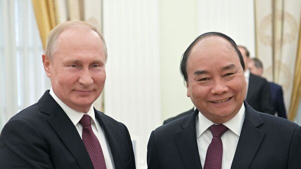 Tổng thống Nga Vladimir Putin gặp Thủ tướng Việt Nam Nguyễn Xuân Phúc - Sputnik Việt Nam