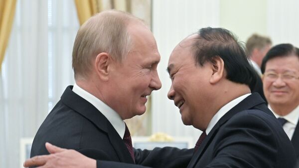 Tổng thống Nga Vladimir Putin gặp Thủ tướng Việt Nam Nguyễn Xuân Phúc - Sputnik Việt Nam