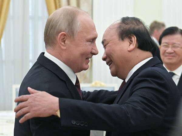 Tổng thống Nga Vladimir Putin gặp Thủ tướng Việt Nam Nguyễn Xuân Phúc. - Sputnik Việt Nam