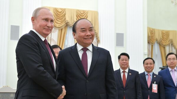 Tổng thống Nga Vladimir Putin tiếp đón Chủ tịch nước Nguyễn Xuân Phúc - Sputnik Việt Nam