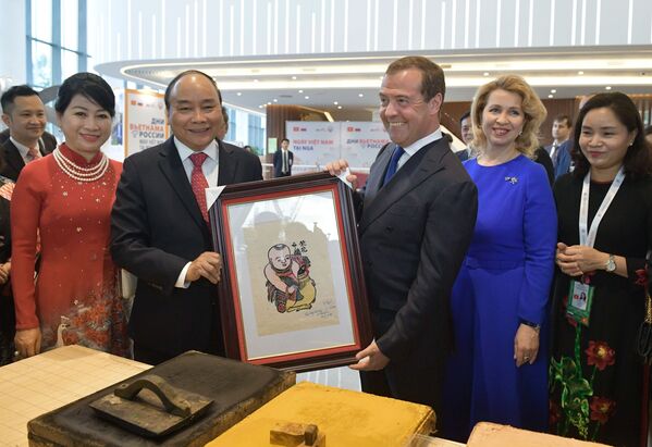 Thủ tướng Việt Nam Nguyễn Xuân Phúc đã ký bức tranh Đông Hồ và tặng cho người đồng cấp Nga - Sputnik Việt Nam