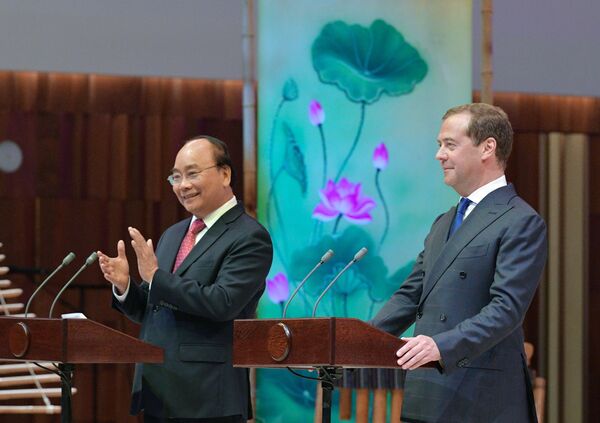 Thủ tướng Dmitry Medvedev và Thủ tướng Việt Nam Nguyễn Xuân Phúc tại Phòng hòa nhạc Zaryadye, dự lễ khai mạc Năm chéo hữu nghị Nga Việt 2019-2020 - Sputnik Việt Nam