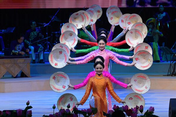 Tiết mục biểu diễn của các nghệ sĩ Việt Nam tại chương trình ca nhạc khai mạc Năm chéo hữu nghị Nga Việt - Sputnik Việt Nam
