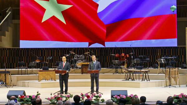 Thủ tướng Dmitry Medvedev và Thủ tướng Việt Nam Nguyễn Xuân Phúc tại Phòng hòa nhạc Zaryadye, dự lễ khai mạc Năm chéo hữu nghị Nga Việt 2019-2020 - Sputnik Việt Nam