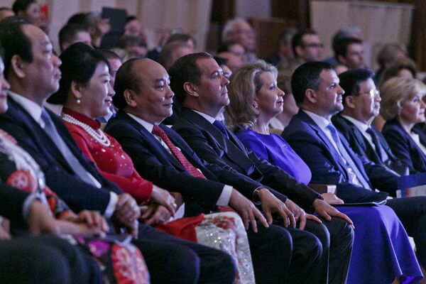 Thủ tướng Dmitry Medvedev cùng với phu nhân Svetlana và Thủ tướng Việt Nam Nguyễn Xuân Phúc cùng phu nhân Trần Nguyệt Thu tại buổi hòa nhạc khai mạc Năm chéo hữu nghị Nga Việt - Sputnik Việt Nam
