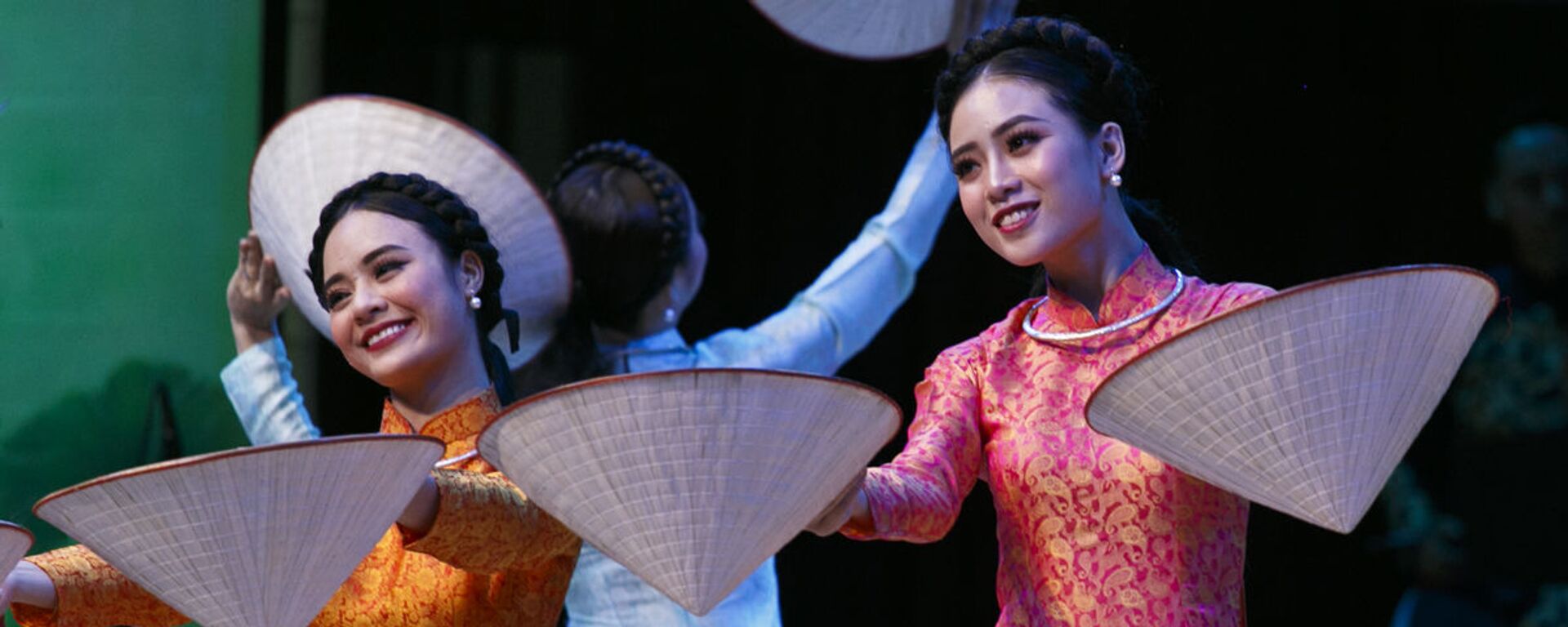 Tiết mục biểu diễn của các nghệ sĩ Việt Nam tại chương trình ca nhạc khai mạc Năm chéo hữu nghị Nga Việt - Sputnik Việt Nam, 1920, 13.06.2022