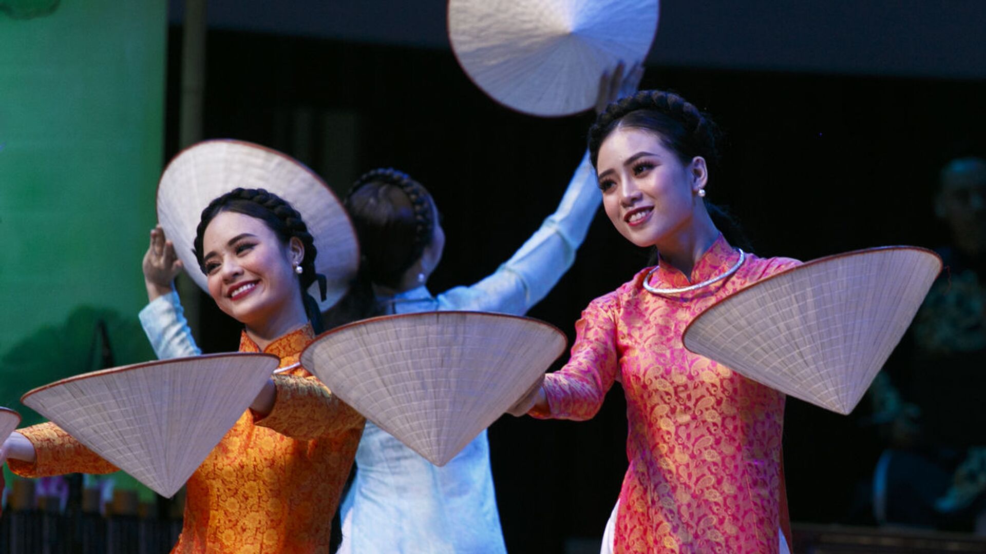 Tiết mục biểu diễn của các nghệ sĩ Việt Nam tại chương trình ca nhạc khai mạc Năm chéo hữu nghị Nga Việt - Sputnik Việt Nam, 1920, 13.06.2022