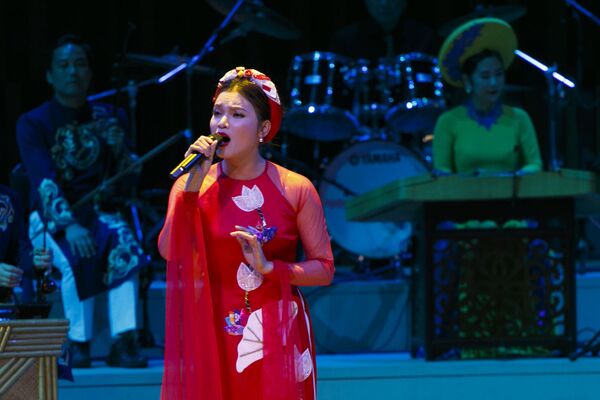 Tiết mục biểu diễn của các nghệ sĩ Việt Nam tại chương trình ca nhạc khai mạc Năm chéo hữu nghị Nga Việt - Sputnik Việt Nam