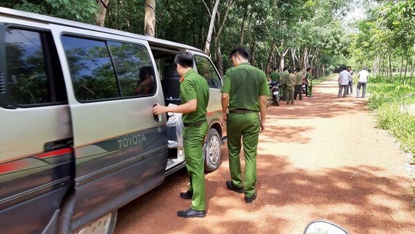 Cảnh sát vào rừng cao su, truy tìm dấu vết để phá án vụ đổ bê tông 2 thi thể ở Bình Dương - Sputnik Việt Nam