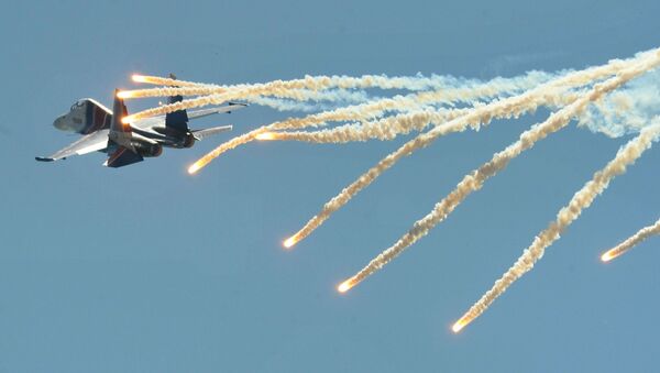 Máy bay chiến đấu đa năng Su-30SM của đội nhào lộn trên không «Hiệp sĩ Nga» thực hiện chuyến bay trình diễn trong Ngày mở cửa  tại Khu liên hợp khoa học-kỹ thuật hàng không Taganrog mang tên G.M. Beriev - Sputnik Việt Nam