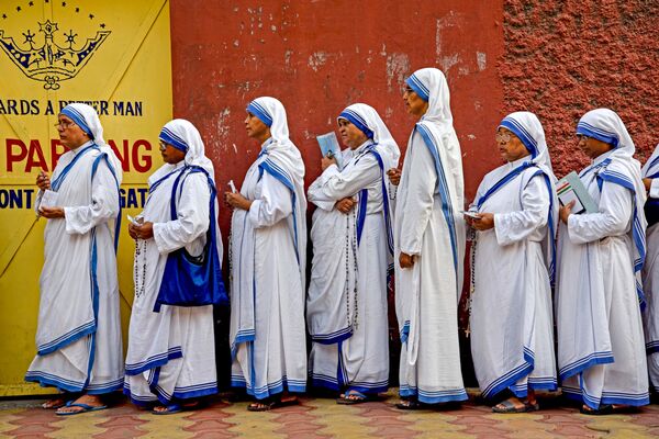 Các nữ tu Ấn Độ xếp hàng bầu cử ở Calcutta, Ấn Độ - Sputnik Việt Nam