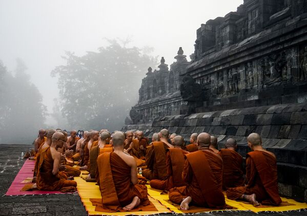 Các nhà sư Phật giáo cầu kinh nhân ngày sinh của Đức Phật tại chùa Borobudur, Indonesia - Sputnik Việt Nam