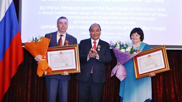 Thủ tướng Nguyễn Xuân Phúc trao Huân chương Hữu nghị cho bà Irina Samarina (Trường Đại học Tổng hợp Nhân văn quốc gia Nga) và ông Vladimir Mazyrin (Viện Hàn lâm Khoa học Liên bang Nga).  - Sputnik Việt Nam