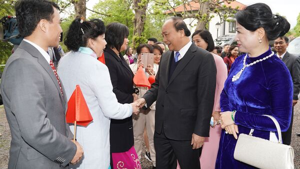 Bà con kiều bào tại Thụy Điển đón Thủ tướng Nguyễn Xuân Phúc và phu nhân - Sputnik Việt Nam