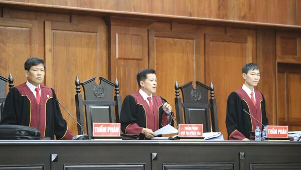 Hội đồng xét xử đọc Quyết định đưa vụ án ra xét xử phúc thẩm.  - Sputnik Việt Nam