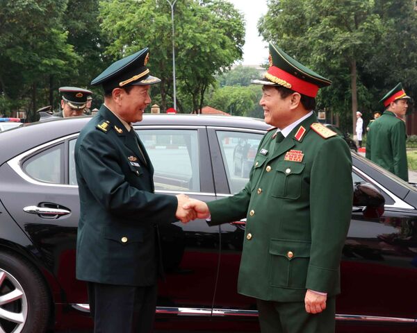 Bộ trưởng Bộ Quốc phòng Ngô Xuân Lịch đón Bộ trưởng Bộ Quốc phòng Trung Quốc Ngụy Phượng Hòa.  - Sputnik Việt Nam