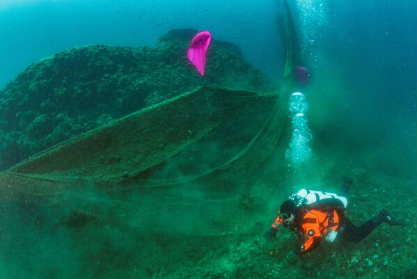 Thợ lặn trong ngày dọn sạch lưới đánh cá nằm dưới đáy biển ở Hy Lạp - Sputnik Việt Nam