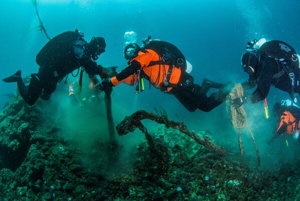 Thợ lặn trong ngày dọn sạch lưới đánh cá nằm dưới đáy biển ở Hy Lạp - Sputnik Việt Nam