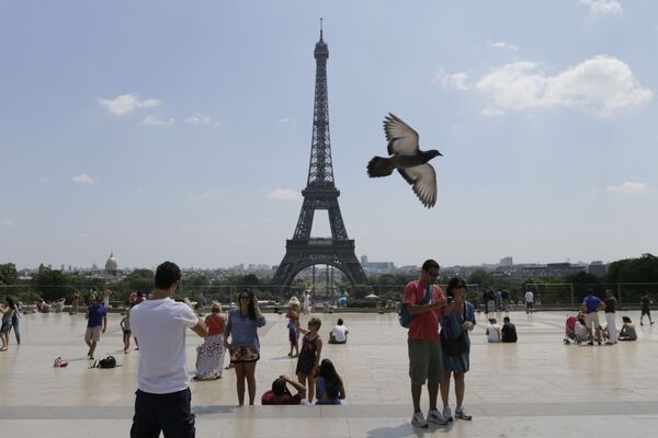 Khách du lịch gần tháp Eiffel, Paris - Sputnik Việt Nam
