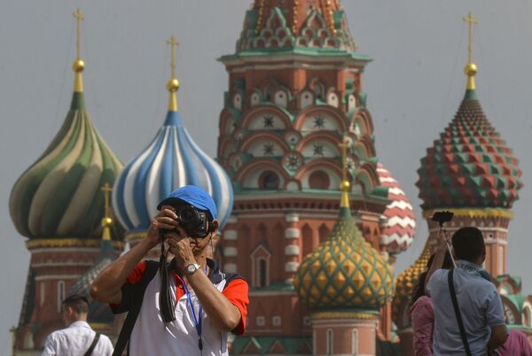 Du khách chụp ảnh trên Quảng trường Đỏ ở Moskva - Sputnik Việt Nam