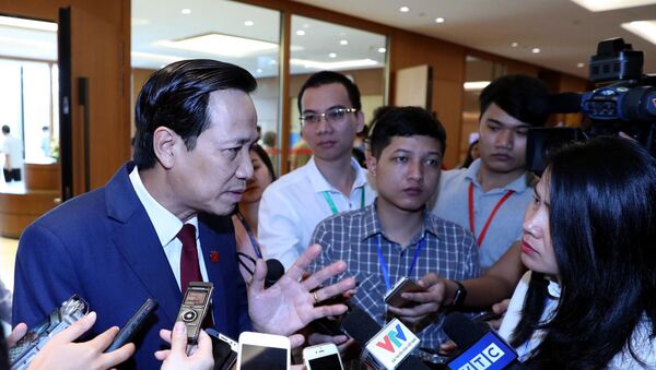 Bộ trưởng Bộ Lao động, Thương binh và xã hội Đào Ngọc Dung trả lời phỏng vấn báo chí bên lề phiên họp - Sputnik Việt Nam