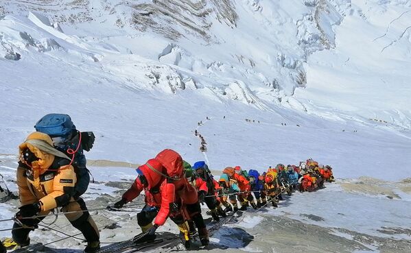 Dòng người tắc nghẽn khi leo lên đỉnh núi Everest - Sputnik Việt Nam