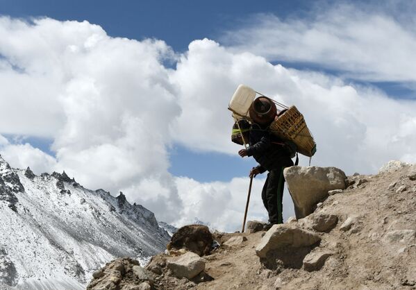 Người khuân vác Nepal khi đi lên trại dừng chân chính ở Everest  - Sputnik Việt Nam