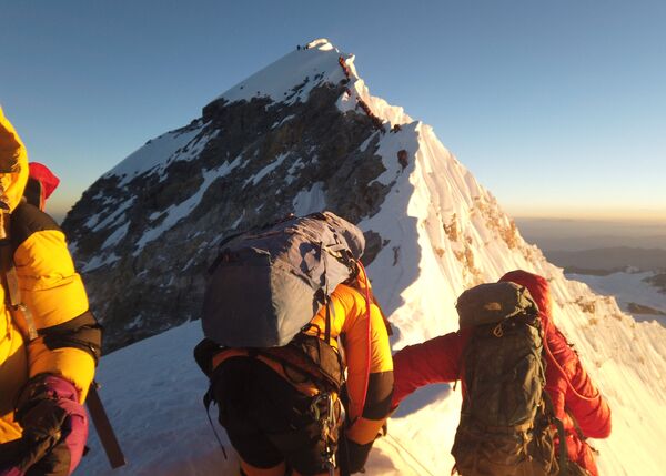 Những người leo núi đang leo lên đỉnh Everest - Sputnik Việt Nam
