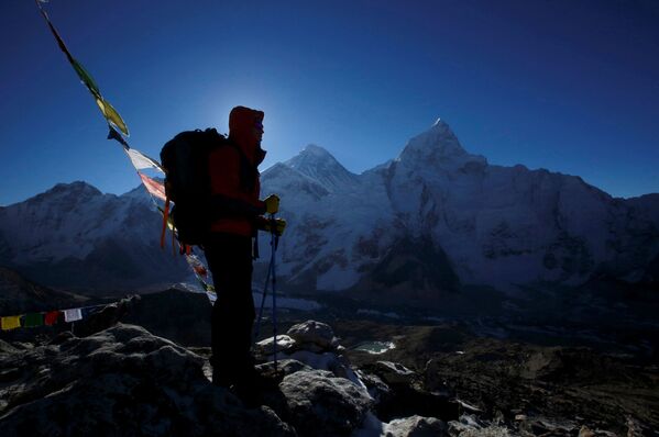 Người leo núi đứng đối diện đỉnh Everest - Sputnik Việt Nam