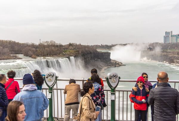 Khách du lịch trên đài quan sát Công viên quốc gia Thác Niagara ở bang New York, Hoa Kỳ - Sputnik Việt Nam
