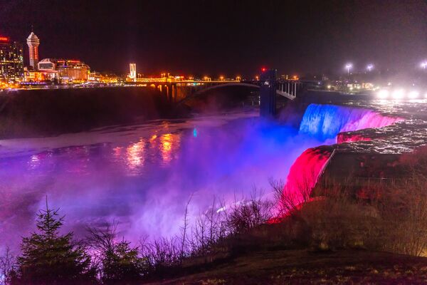 Quang cảnh buổi tối “Thác nước Mỹ và cầu “Cầu vồng” nhìn từ Công viên quốc gia thác Niagara, bang New York, Hoa Kỳ - Sputnik Việt Nam