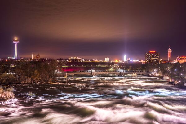 Quang cảnh buổi tối cây cầu bắc qua sông Niagara - Sputnik Việt Nam