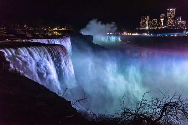 Cảnh buổi tối thác nước nhìn từ Công viên quốc gia Thác Niagara ở bang New York, Hoa Kỳ - Sputnik Việt Nam