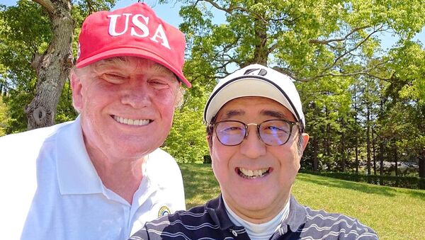 Tổng thống Mỹ Donald Trump và Thủ tướng Nhật Bản Shinzo Abe chụp ảnh selfie tại Golf Club Mobara, tỉnh Chiba - Sputnik Việt Nam
