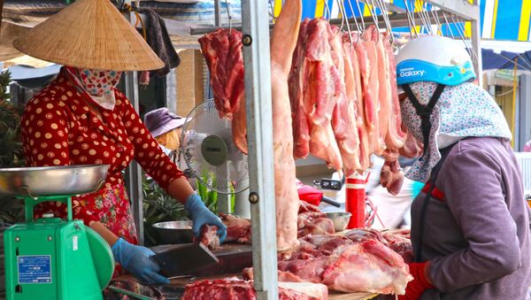 Người dân chọn mua sản phẩm thịt lợn sạch tại chợ phường 7, thành phố Cà Mau. - Sputnik Việt Nam