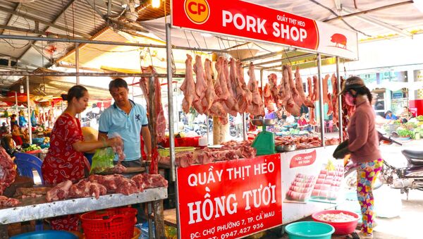 Người dân chọn mua sản phẩm thịt lợn sạch tại chợ phường 7, thành phố Cà Mau. - Sputnik Việt Nam