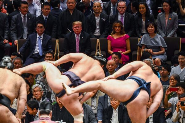 Tổng thống Mỹ Donald Trump và Đệ nhất phu nhân Mỹ Melania Trump bên cạnh Thủ tướng Nhật Bản Shinzo Abe và phu nhân tại cuộc thi sumo ở Tokyo - Sputnik Việt Nam