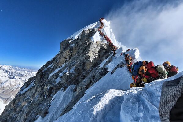 Dòng người tắc nghẽn khi leo núi Everest - Sputnik Việt Nam