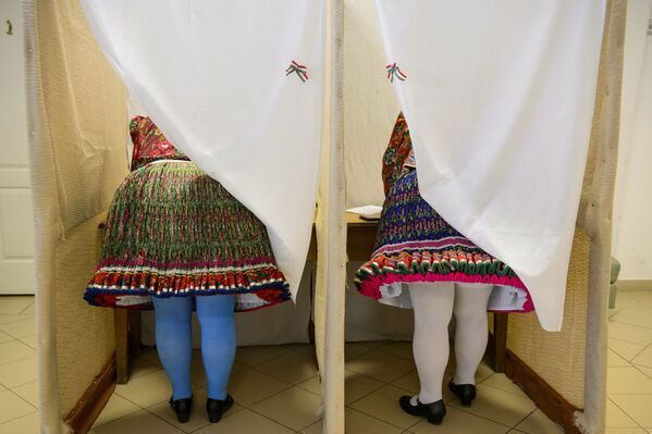 Phụ nữ mặc trang phục dân tộc đi bỏ phiếu trong cuộc bầu cử Quốc hội Châu Âu tại thành phố Bujak của Hungary - Sputnik Việt Nam