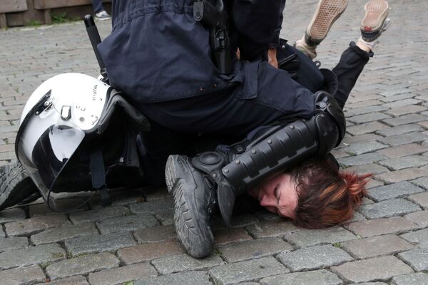 Cảnh sát bắt giữ nữ thành viên phong trào Áo jile vàng tại cuộc biểu tình trong ngày bầu cử cuối cùng Nghị viện châu Âu, Brussels - Sputnik Việt Nam