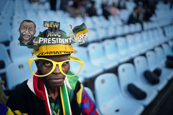 Một người ủng hộ Đảng Quốc hội Châu Phi tham dự lễ tuyên thệ của Tổng thống Nam Phi Cyril Ramaphosa tại Pretoria - Sputnik Việt Nam