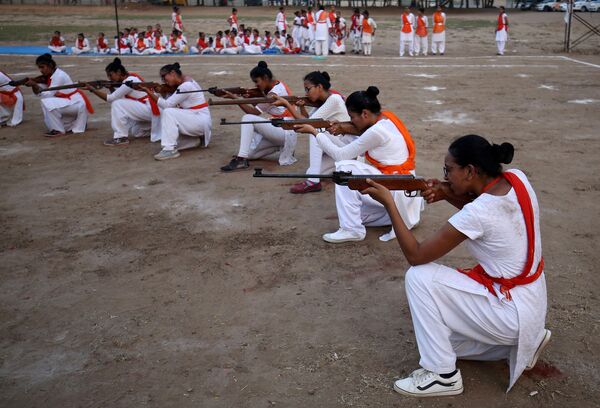 Các nữ thành viên phong trào dân tộc Hindu Durga Vahini thể hiện các kỹ năng tự vệ trong trại huấn luyện một tuần ở ngoại ô thành phố Ahmedabad, Ấn Độ - Sputnik Việt Nam